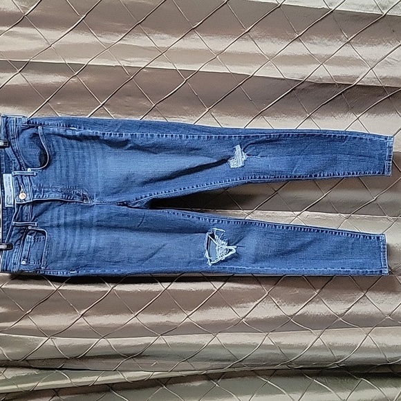 EUC- Levi’s Signature Shaping High Rise ‘Super Skinny’ Distressed Stretch Jean - Picture 3 of 8